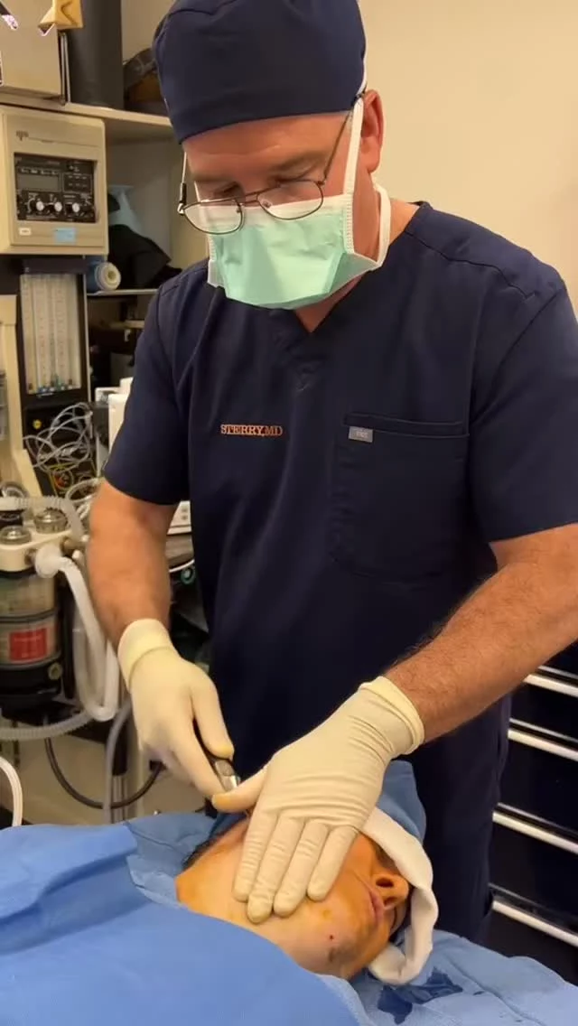 Follow me through a neck/chin liposuction procedure – from prep to snatched 👏 #ChinLipo #FacialContour #PlasticSurgery #drsterry #neckliposuction #neck #chin #doublechin #facecontouring #liposuction